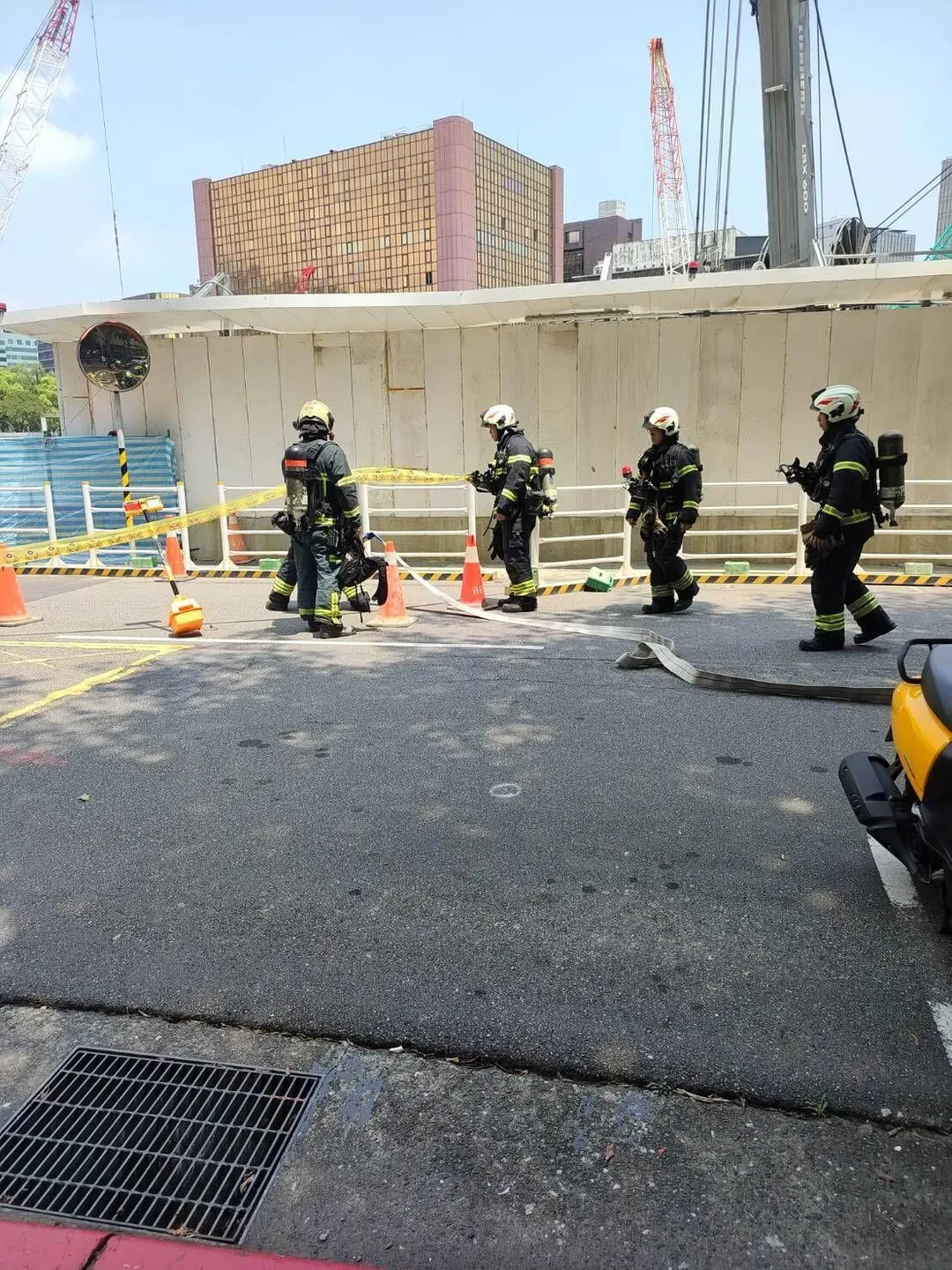 天坑鄰近都更新建工程工地，警消與瓦斯公司人員緊密監控，嚴防瓦斯外洩危機擴大。（圖／市議員秦慧珠研究室提供）