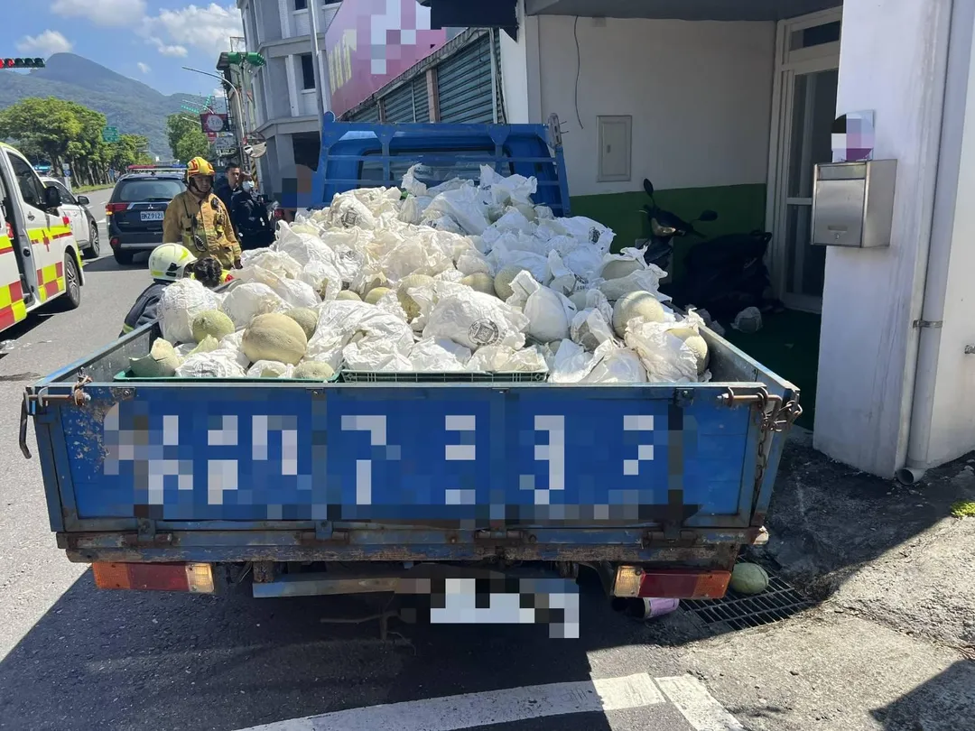 瓜農駕駛小貨車行經礁溪鄉時發生車禍。（圖／警方提供，下同）