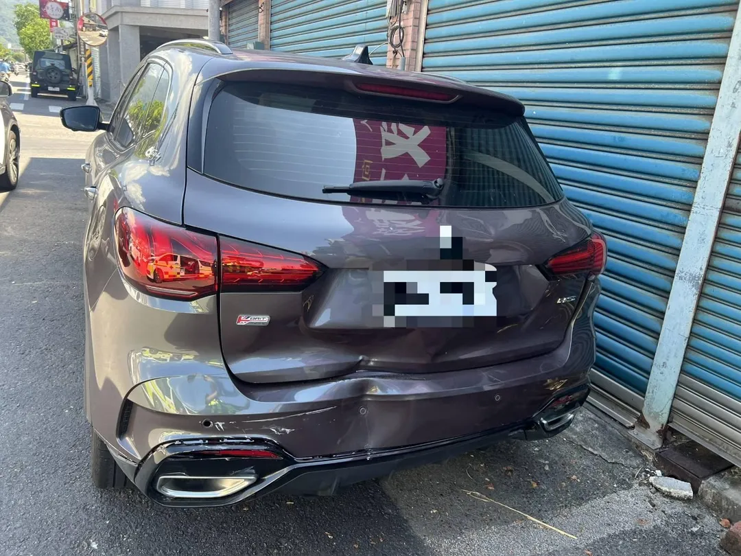 遭波及車輛。（圖／警方提供）