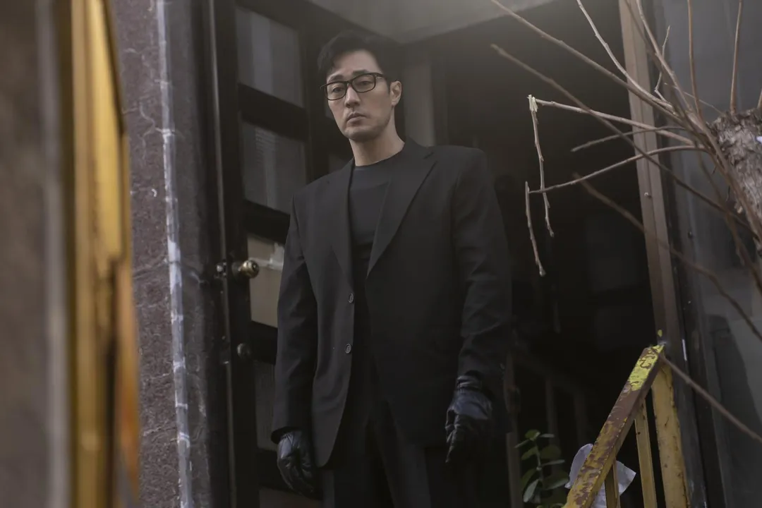 蘇志燮在《金特務：本色回歸》中飾演身懷絕技的特務金部長，為救女兒重出江湖。（圖／Netflix提供）