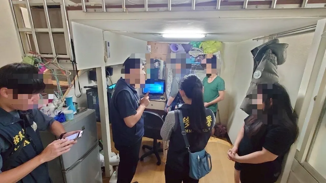 移民署會同警方執行搜索。（圖／翻攝畫面）