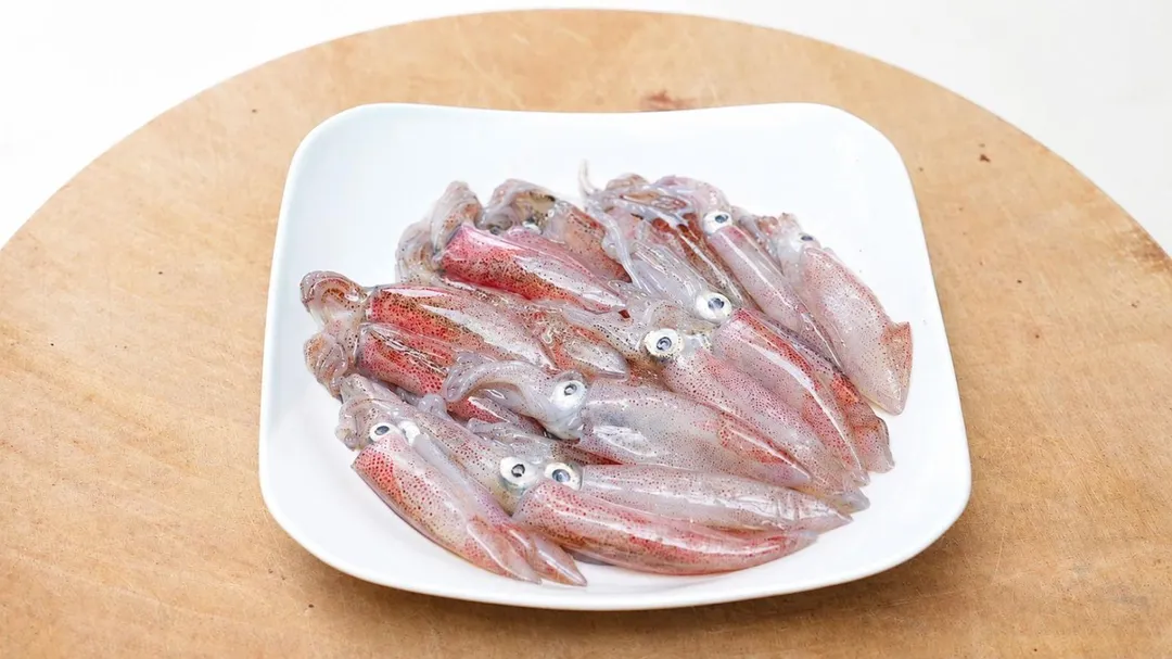深澳小卷肉質鮮甜Q彈,深受消費者喜愛。(新北市漁業處提供)