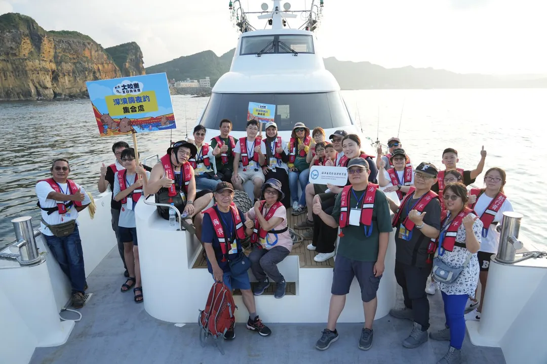 深澳海釣體驗吸引民眾參與，在夕陽餘暉中享受海上休閒時光。(新北市漁業處提供)