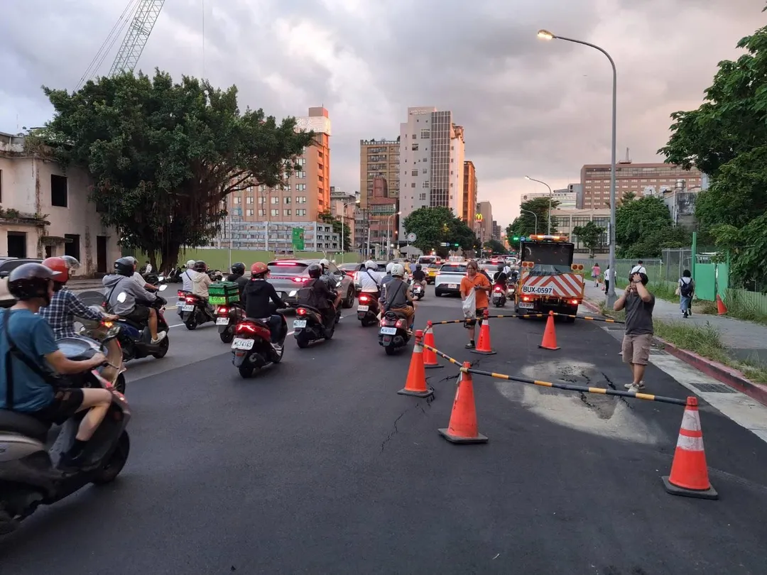 天坑現場及搶修畫面。（圖／警方提供）