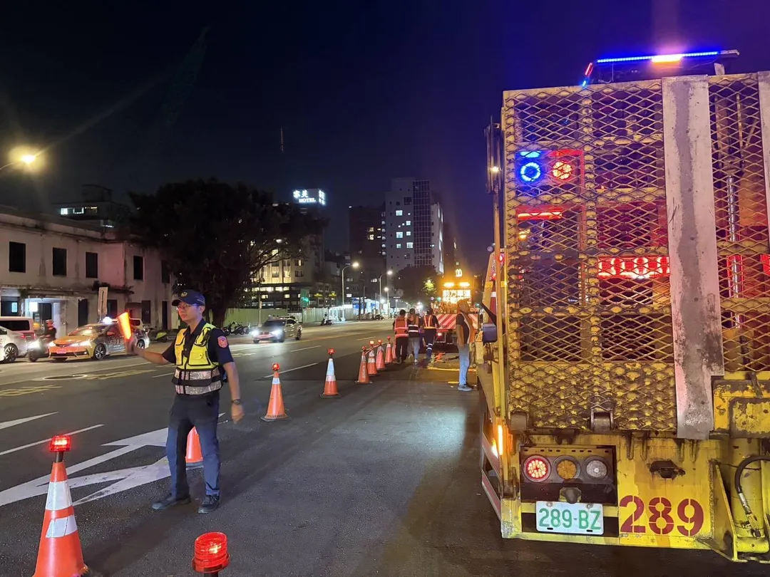 天坑現場及搶修畫面。（圖／警方提供）