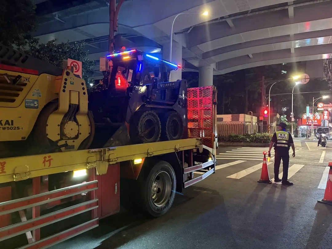 天坑現場及搶修畫面。（圖／警方提供）