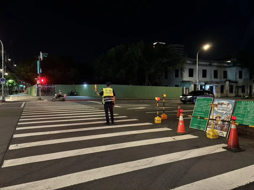 天坑現場及搶修畫面。（圖／警方提供）