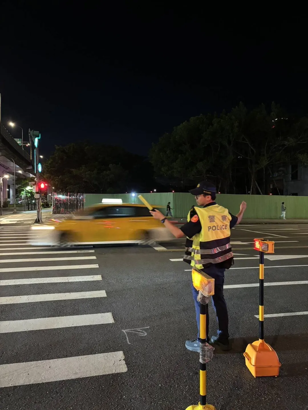 天坑現場及搶修畫面。（圖／警方提供）