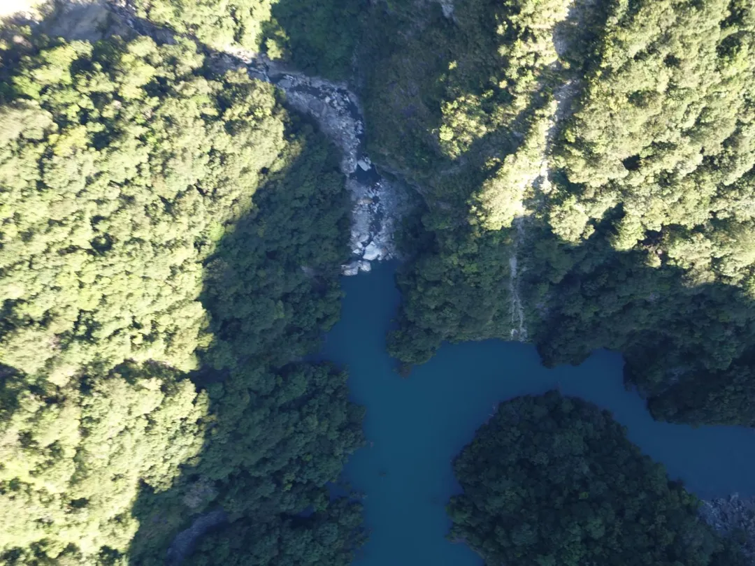 7月9日萬里溪堰塞湖空拍畫面,蓄水率達69.8%。(圖/林業及自然保育署花蓮分署提供)