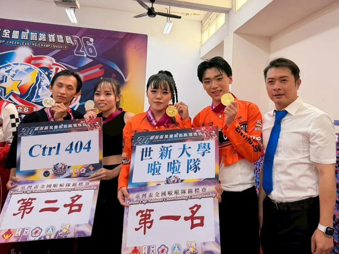 世新大學啦啦隊林聖穎（左三）、李睿宏（右二）勇奪嘻哈雙人公開組第一名，憑藉絕佳默契與紮實舞技，並取得國手資格。（圖／世新大學提供）