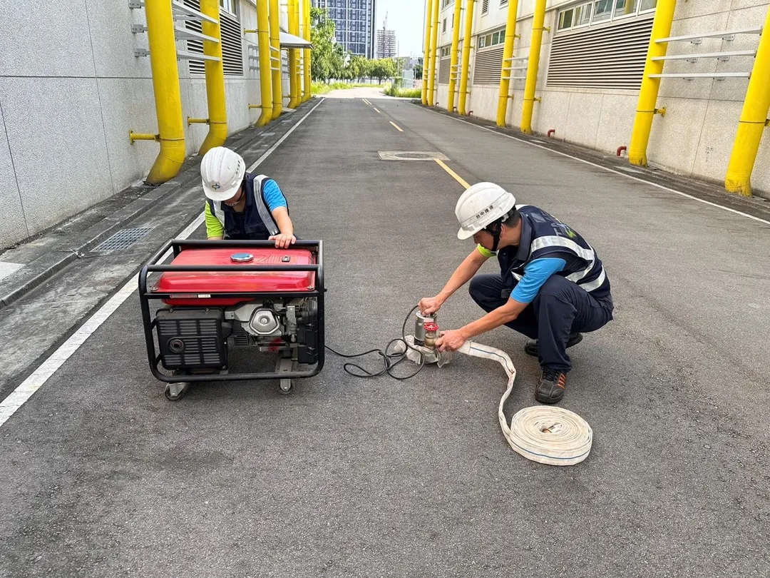 預防颱風帶來豪雨,中捷人員進行排水泵浦整備。(圖/台中捷運公司)