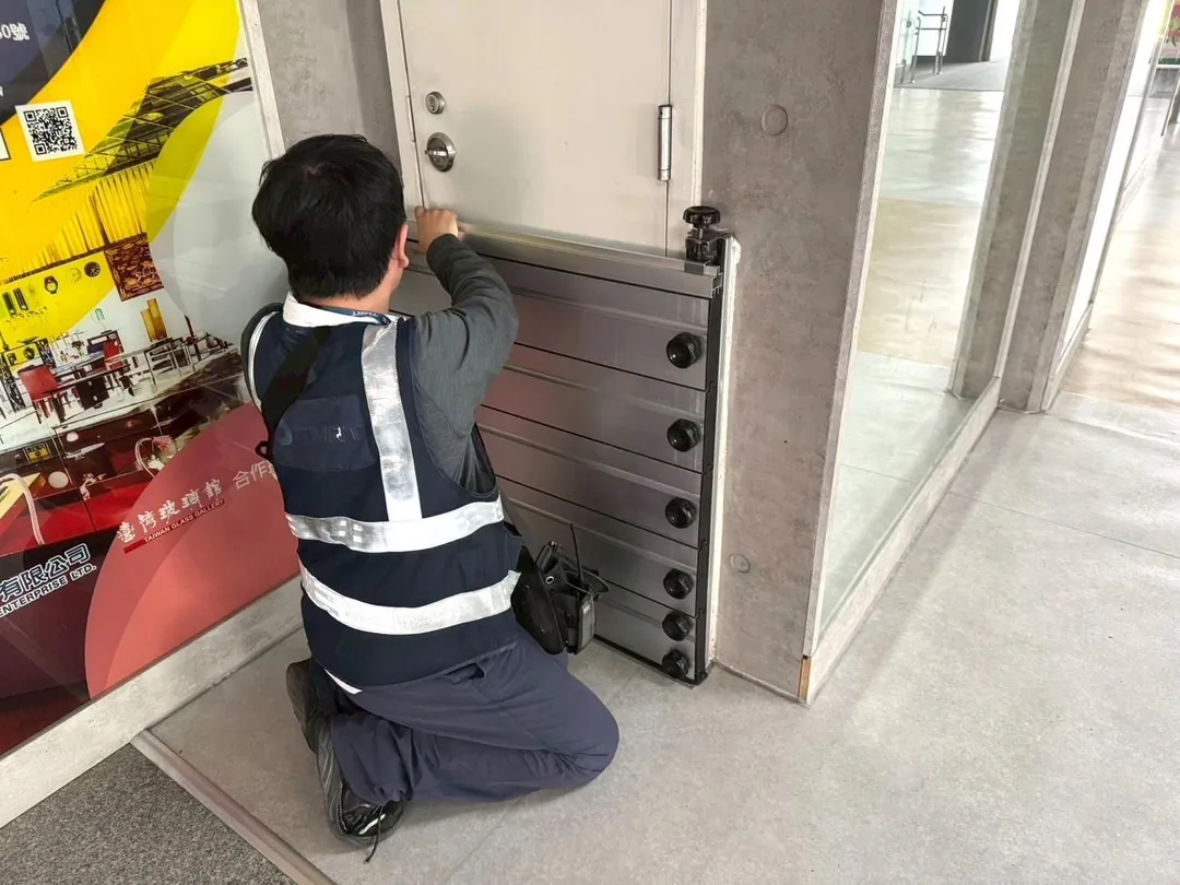 中捷人員進行防洪檔板安裝測試。(圖/台中捷運公司)