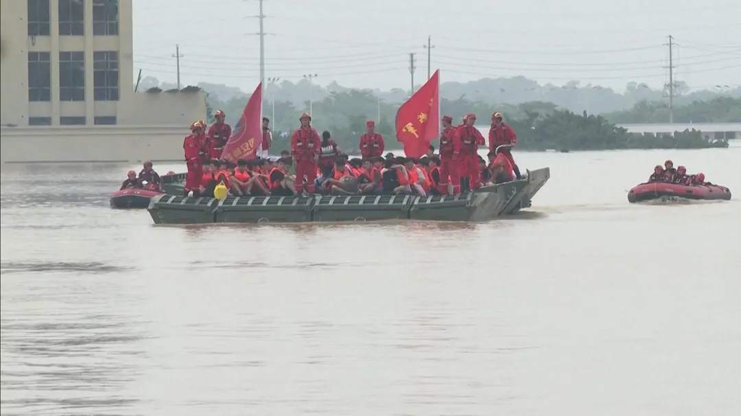 中國安能出動「水上救援航母」動力舟橋協助撤離受困師生。（圖／央視）