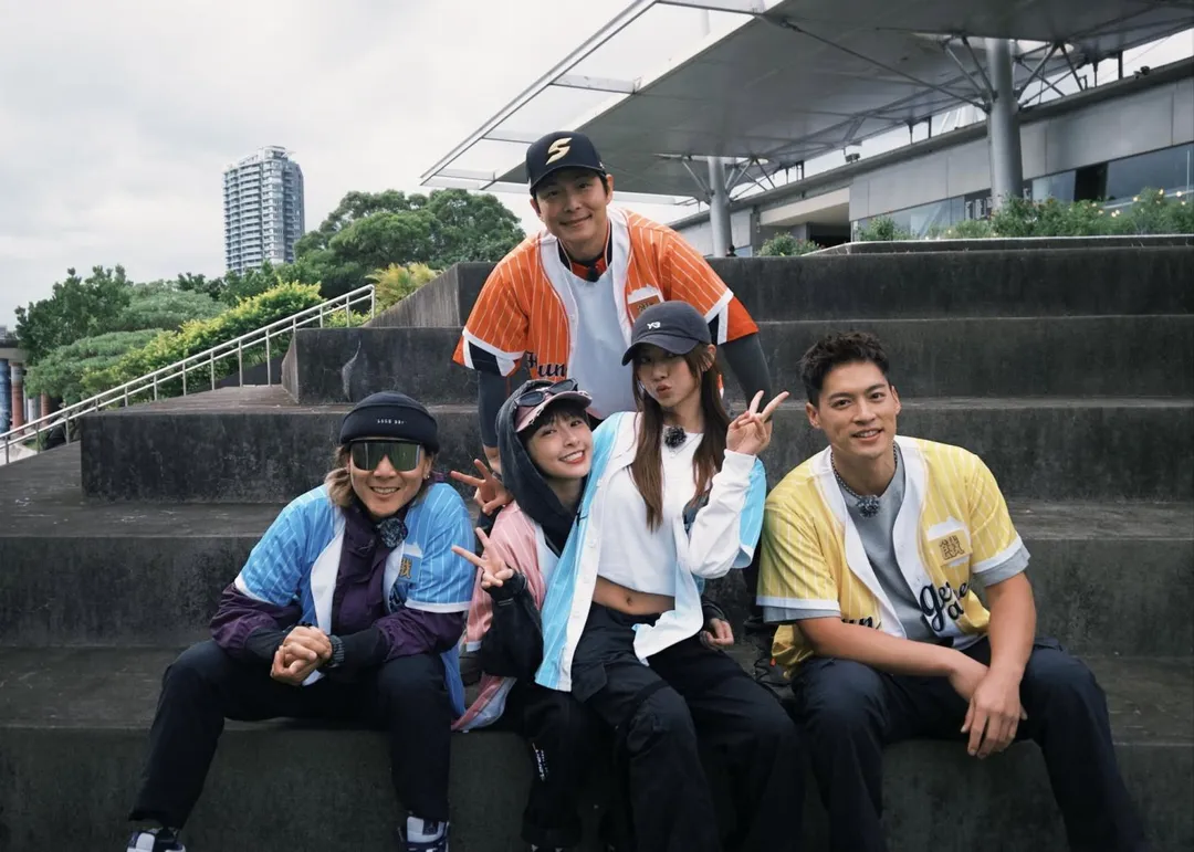 峮峮(前排左2)1月卸下《飢餓遊戲》主持棒。(圖/翻攝自《飢餓遊戲》臉書)