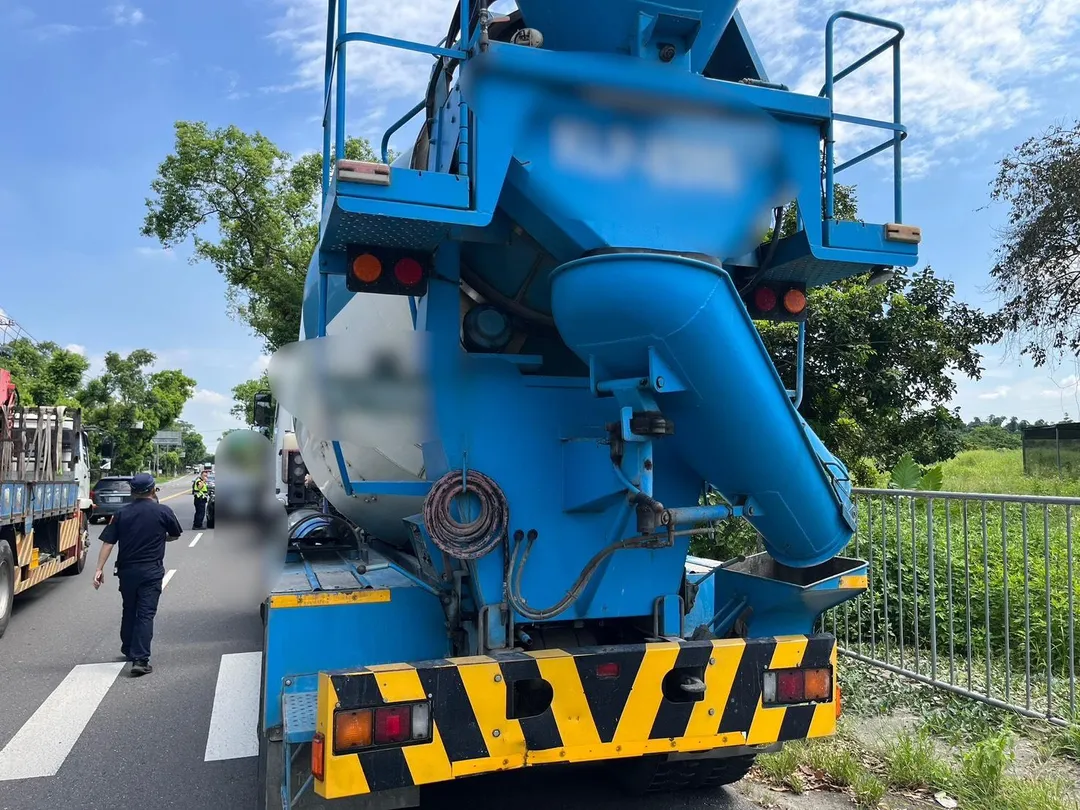 張麗善座車遭混凝土預拌車追撞。（圖／中天新聞）