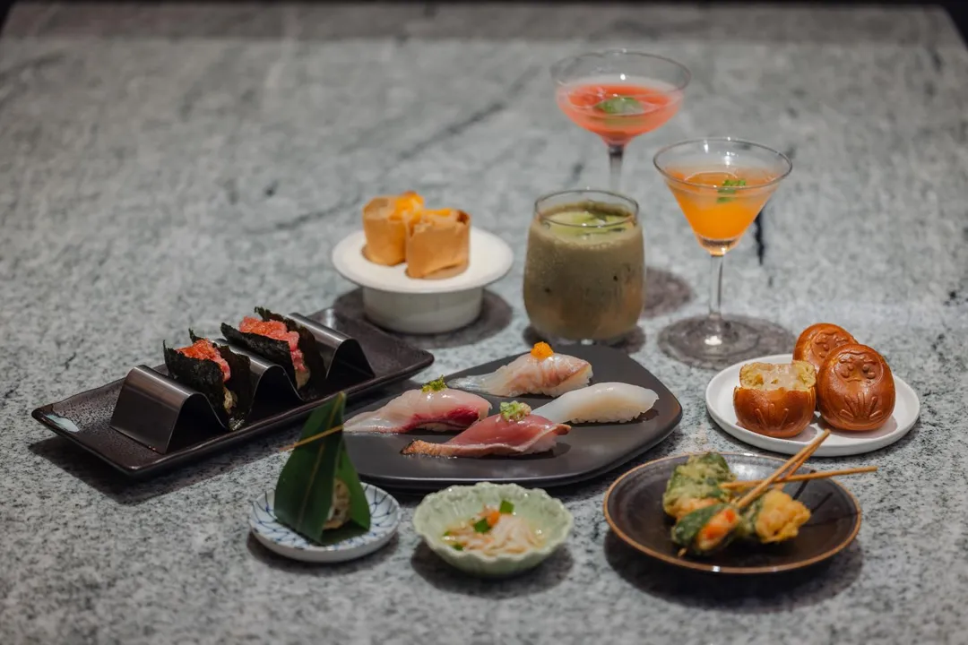 台中店限定15款美饌盛宴,包含攜手米其林星級餐廳吉兆割烹壽司推出的「本鮪中腹澤庵手捲」、「蟹肉海膽空氣春捲」;融合在地風土的「麻薏蝦仁串炸」、「牽絲香芋人形燒」、「千切筍冷羹」;日本直運的「蜜柑鰤魚握壽司」、「稻燒鰹魚握壽司。 (圖/饗賓集團提供)