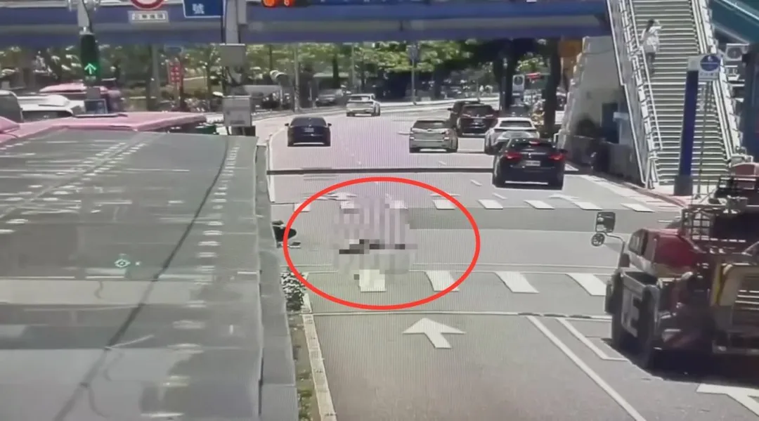 機車騎士逆向撞上公車慘摔。(圖/翻攝畫面)