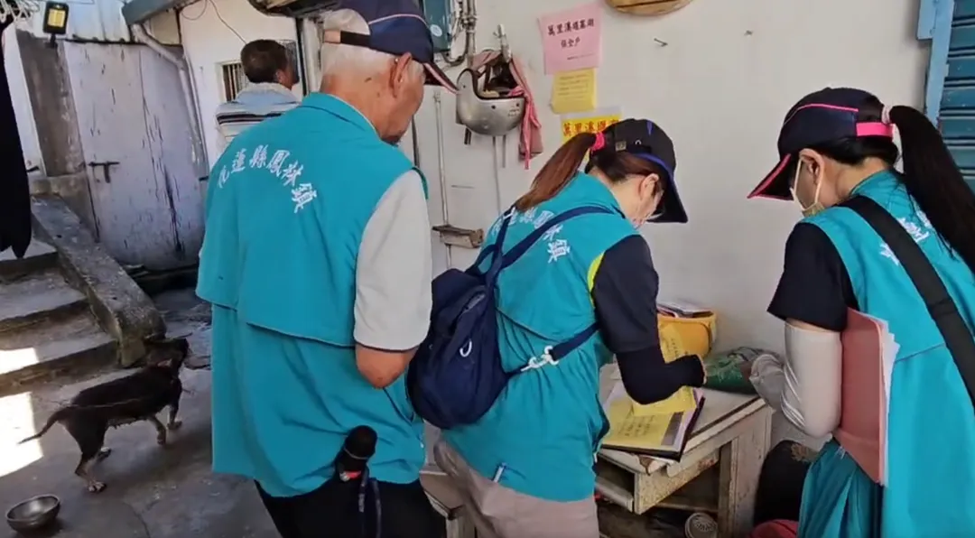 萬里溪堰塞湖蓄水恐持續攀升,花蓮縣鳳林鎮今(9)日針對高風險地區保全戶展開撤離行動。(圖/中天新聞)