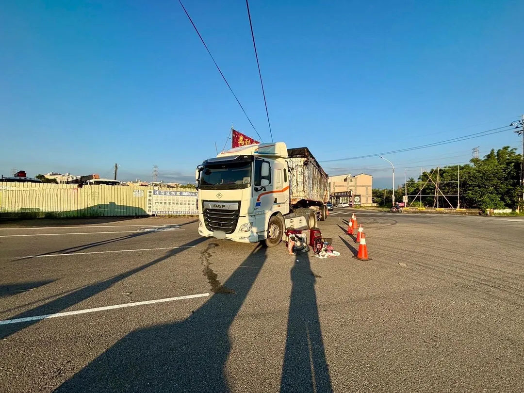 聯結車疑似視線死角擦撞到老翁的代步車。（圖／中天新聞）