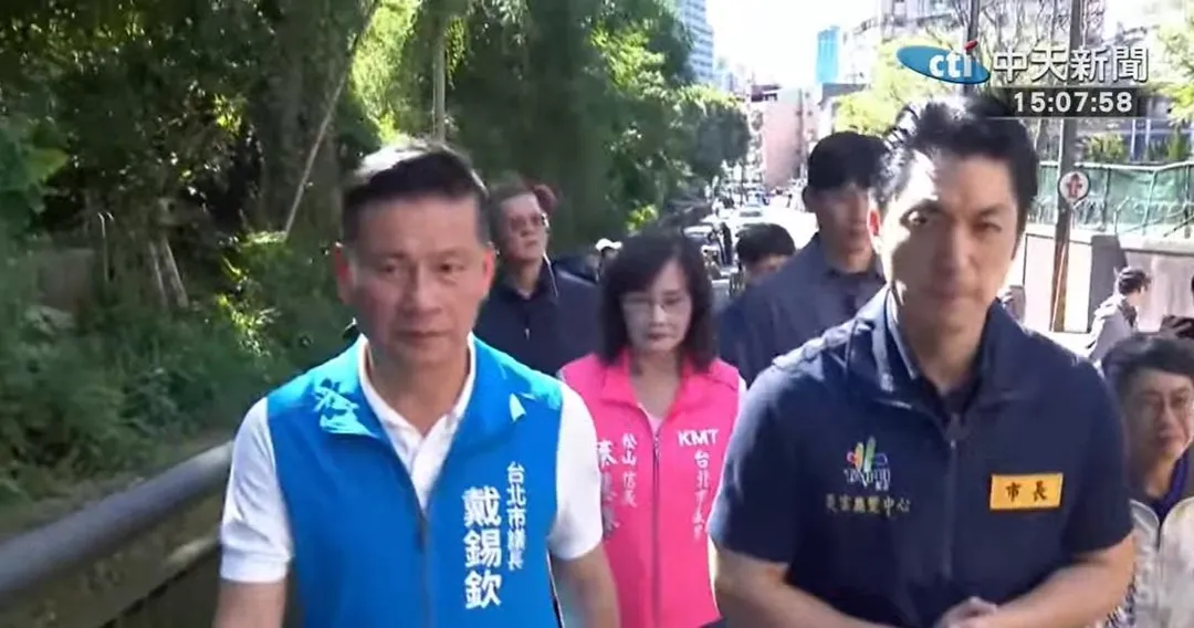 蔣萬安與台北市議長戴錫欽9日下午前往視察信義路五段沉砂池。（圖／中天新聞）