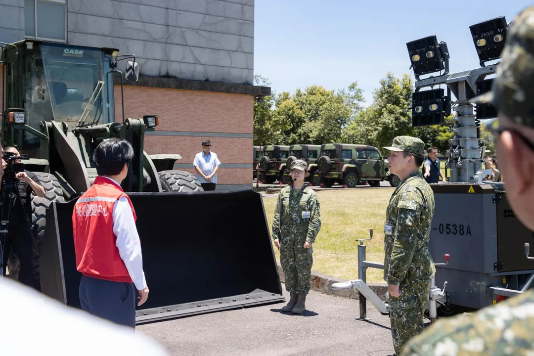 賴清德視察工兵部隊的CASE裝土機、照明車等裝備。(圖/總統府)