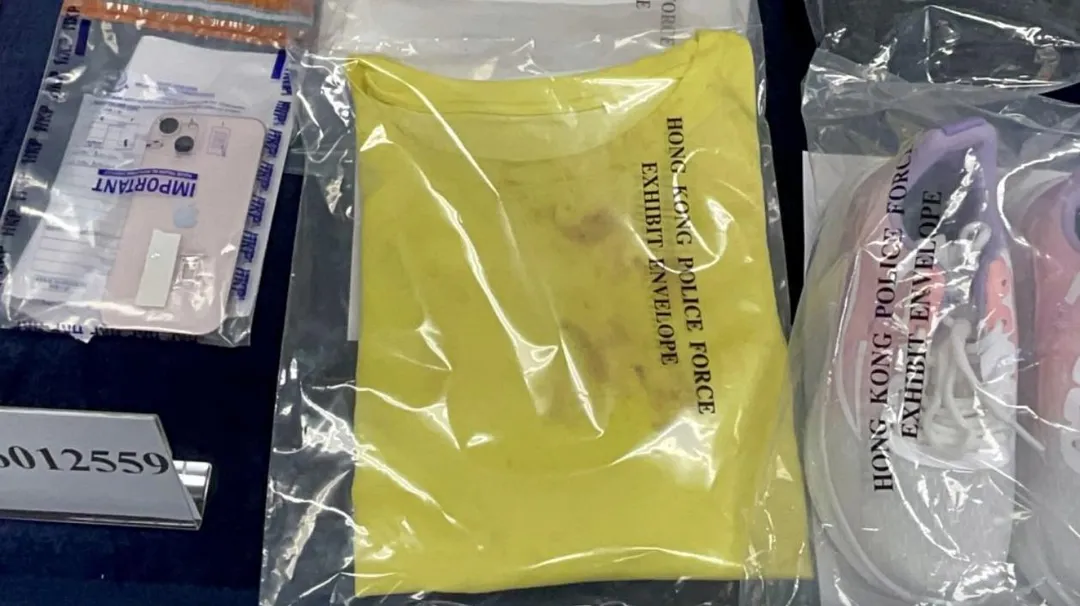 港警出示相關證物，包括一件染血衣服。（圖／星島網）