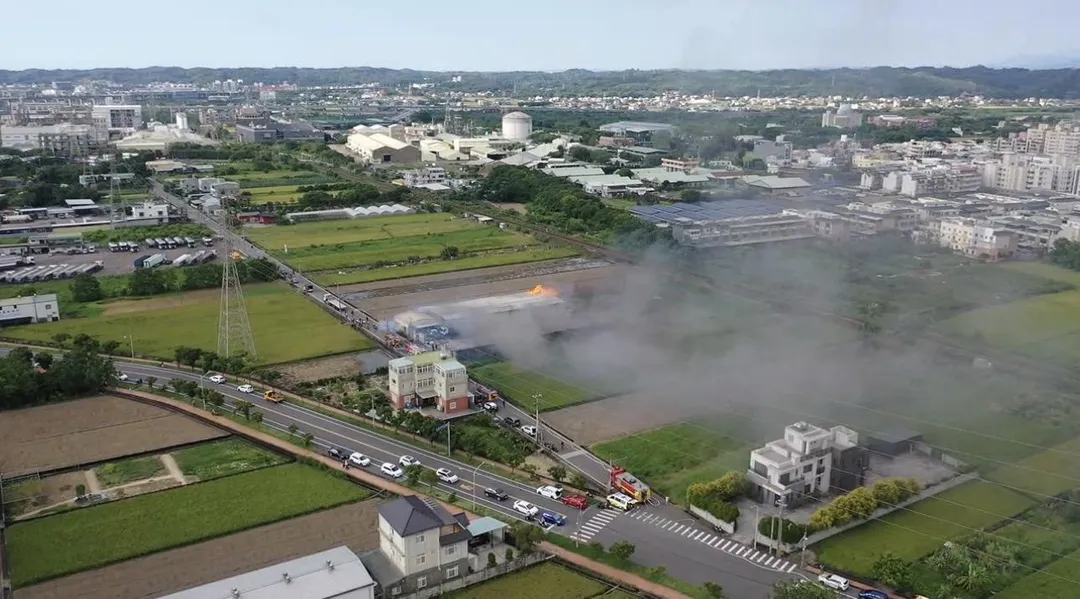 苗栗鐵皮倉庫火警空拍畫面。（圖／翻攝畫面）