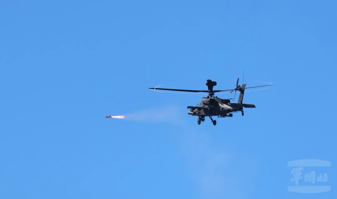 AH-64E直升機7日發射地獄火飛彈。(圖/軍聞社)