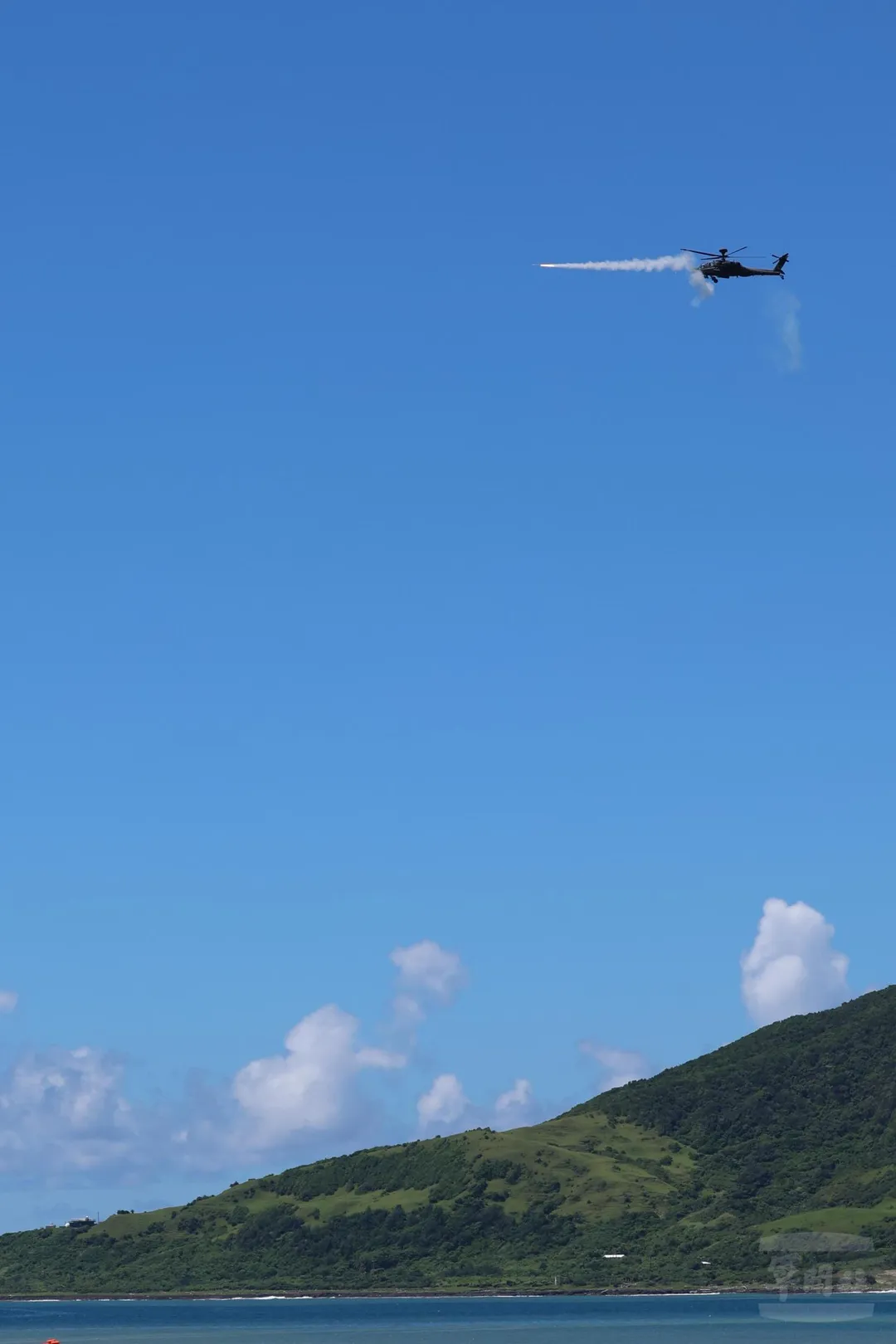 AH-64E直升機7日發射空射型刺針飛彈。(圖/軍聞社)