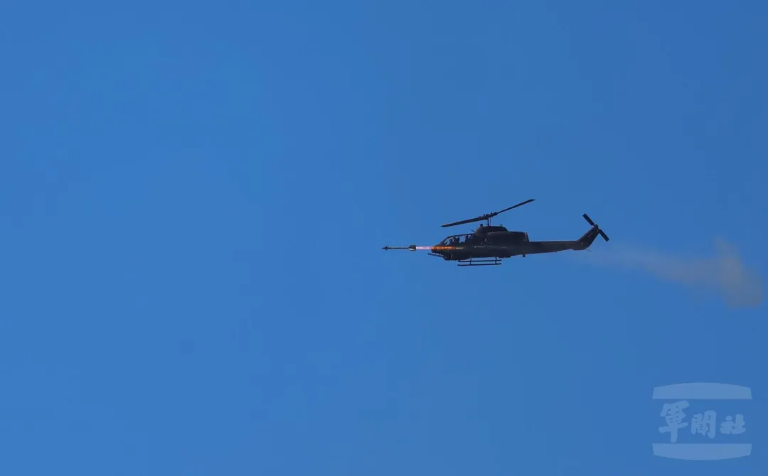 AH-1W直升機8日由左側短翼發射1枚AIM-9S響尾蛇空對空飛彈。(圖/軍聞社)