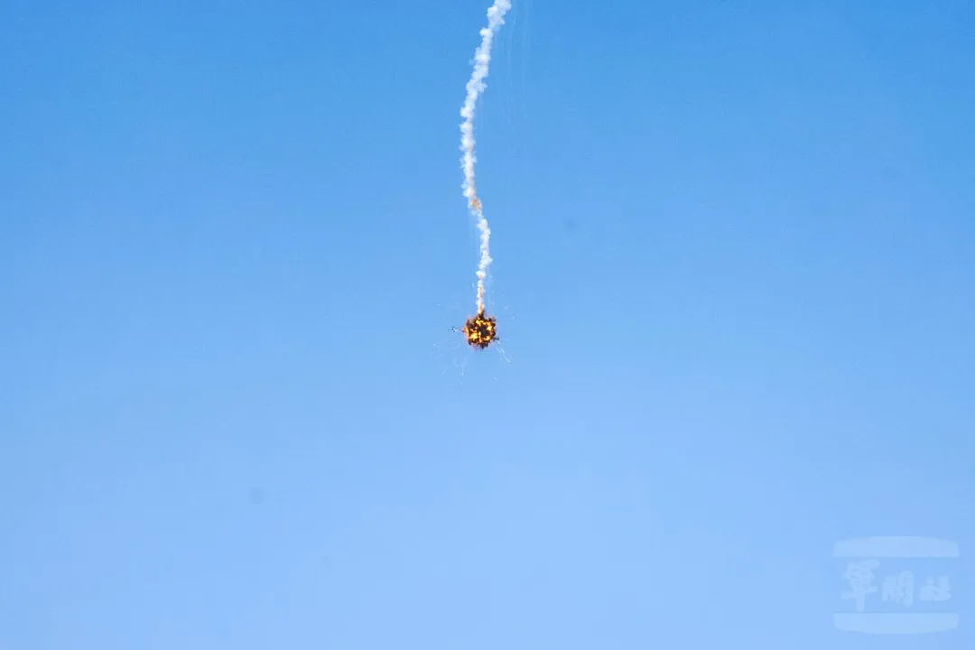 8日AH-1W直升機發射的響尾蛇飛彈命中靶機。(圖/軍聞社)
