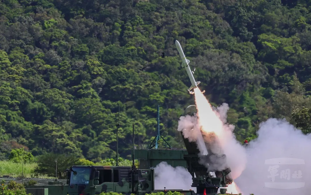 陸軍砲指部實彈射擊陸射劍二型防空飛彈。(圖/軍聞社)