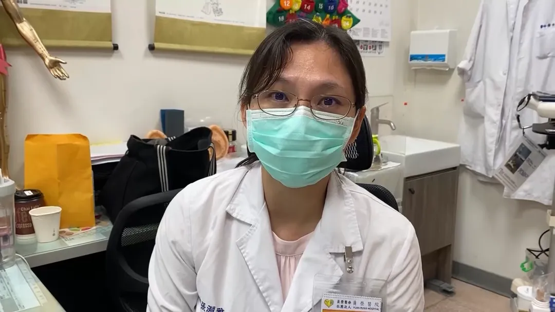 員榮醫療體系員榮醫院張淵雅中醫師,解說使用雷射針炙為患者治療傷口的原理。(圖/員榮醫院)