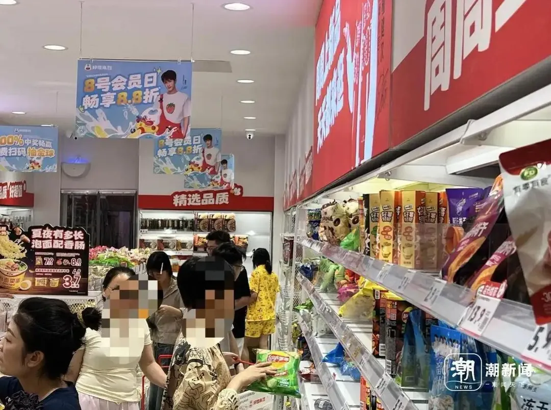 連零食店9日晚間也湧進採購人潮。（圖／翻攝潮新聞）