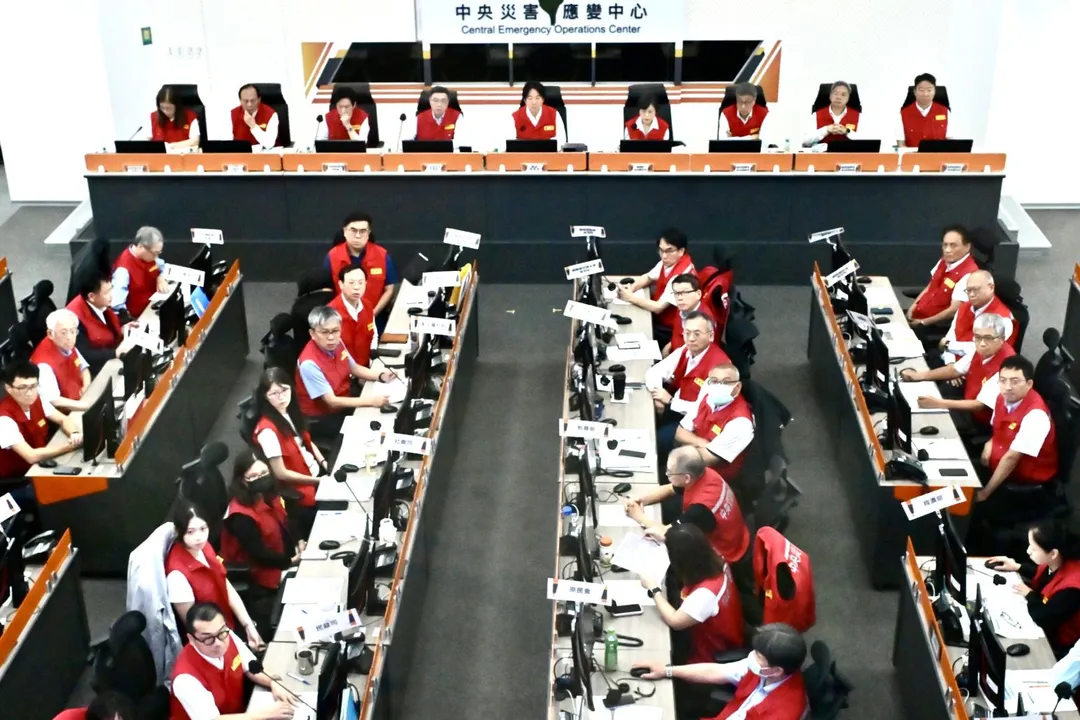 賴清德總統、行政院長卓榮泰連袂到中央災害應變中心視導防颱整備情形。(中央災害應變中心提供)