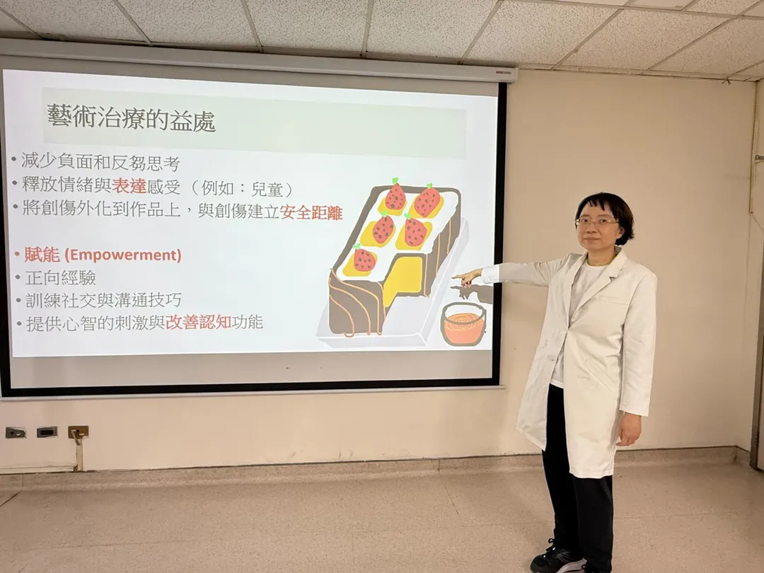莊節一醫師表示，透過甜點或繪畫的治療，可以藉由不同顏色的產品展現自己當天的心情，跟親友分享，達到紓壓與人際溝通的效果。（圖／臺中醫院）