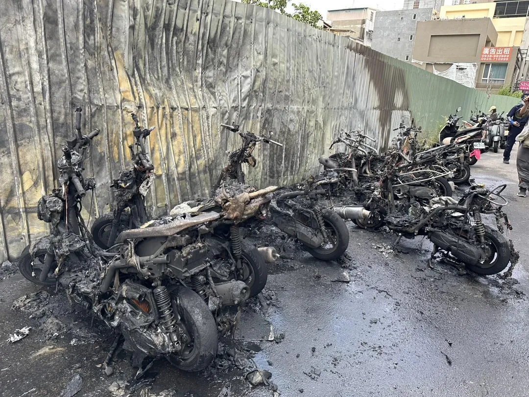 整排機車燒成廢鐵。（圖／消防局提供，下同）