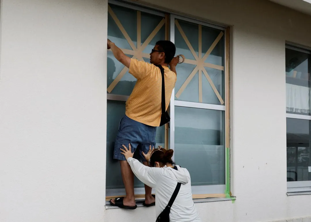 日本石垣島一名男子用膠帶封住窗戶。（圖／路透社）