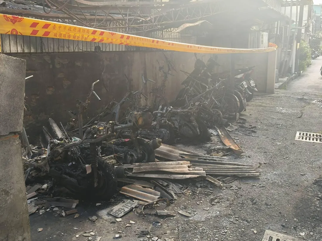 附近住戶張女之次子黃男因缺錢花用，返家向胞兄討錢不成，黃男一氣之下竟至住家附近車棚，以打火機及紙張於車棚內縱火，隨後騎贓車離去。（圖／警方提供）
