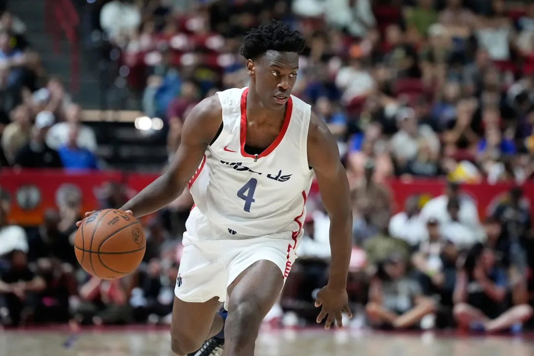 華盛頓巫師狀元迪班薩在NBA夏季聯賽首秀狂砍27分,追平葛瑞芬紀錄,率隊擊退猶他爵士榜眼彼德森。(圖/美聯社)