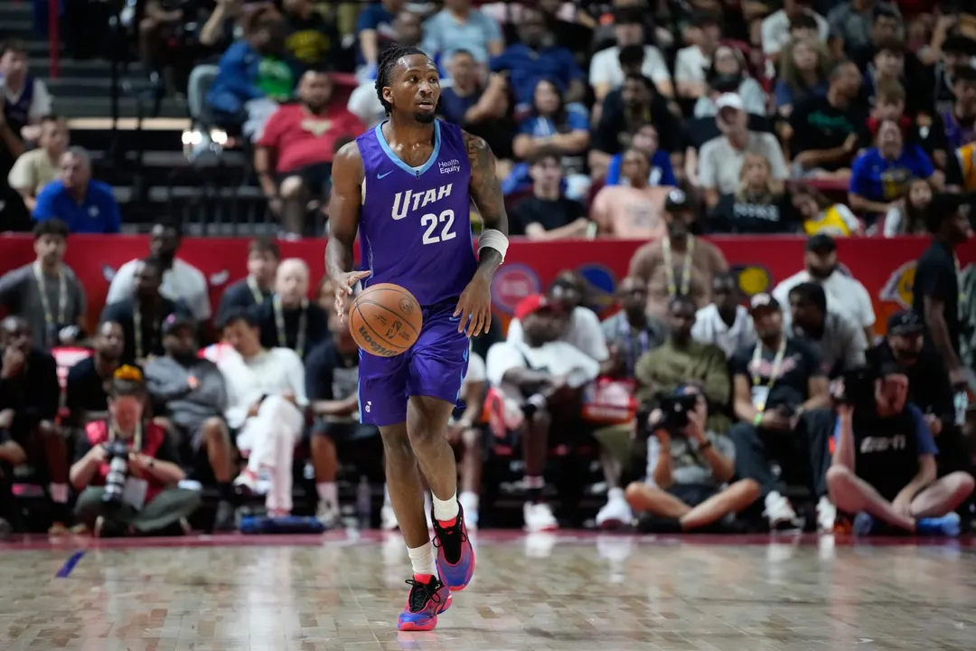 猶他爵士榜眼彼德森在NBA夏季聯賽對決華盛頓巫師狀元迪班薩，單場狂吞9次犯規，賽後幽默回應引發熱議。（圖／美聯社）