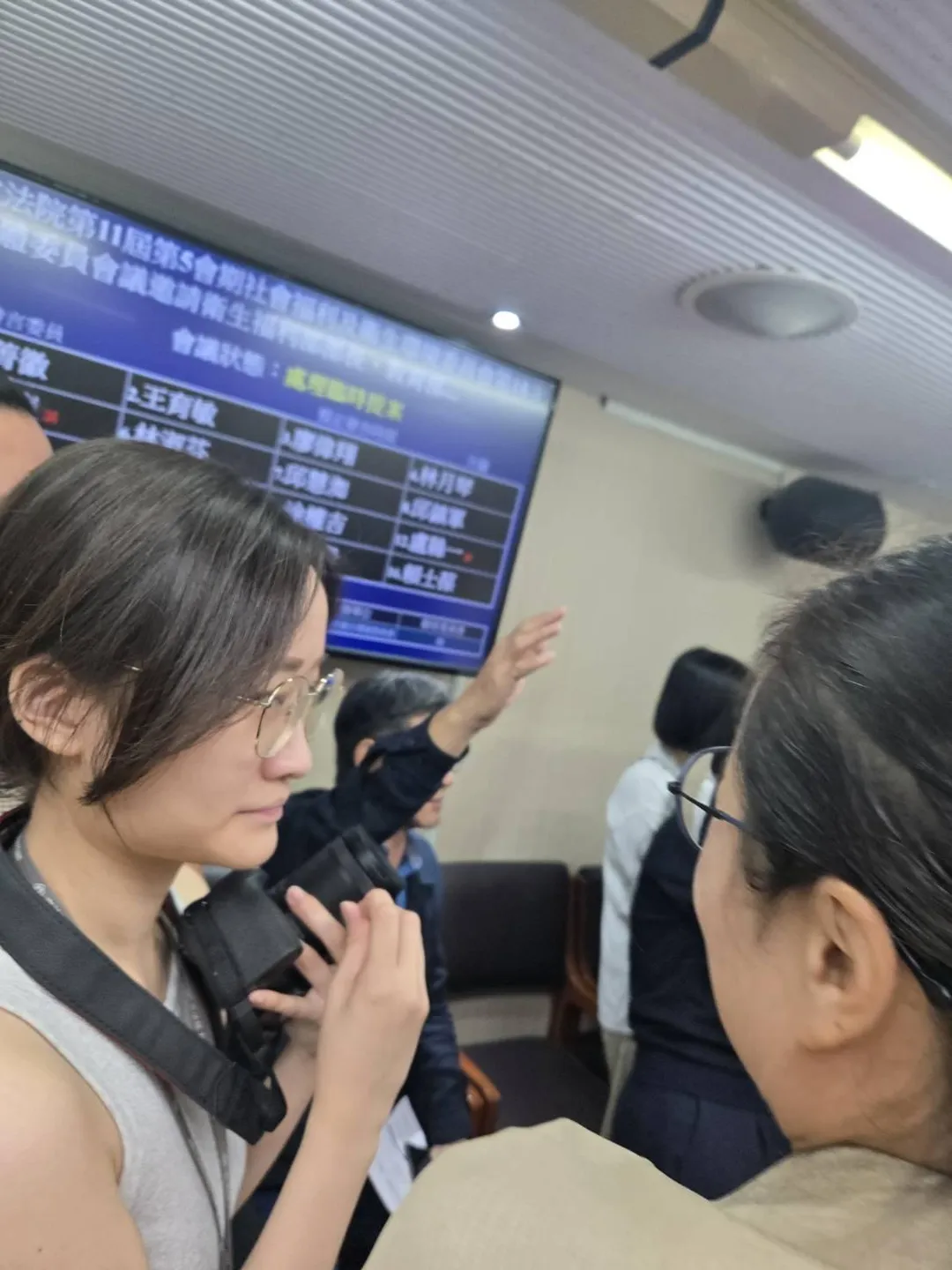 國民黨在衛環委員會提出失職官員下台等譴責案,劉建國舉手投反對票。(圖/截取自楊植斗臉書)