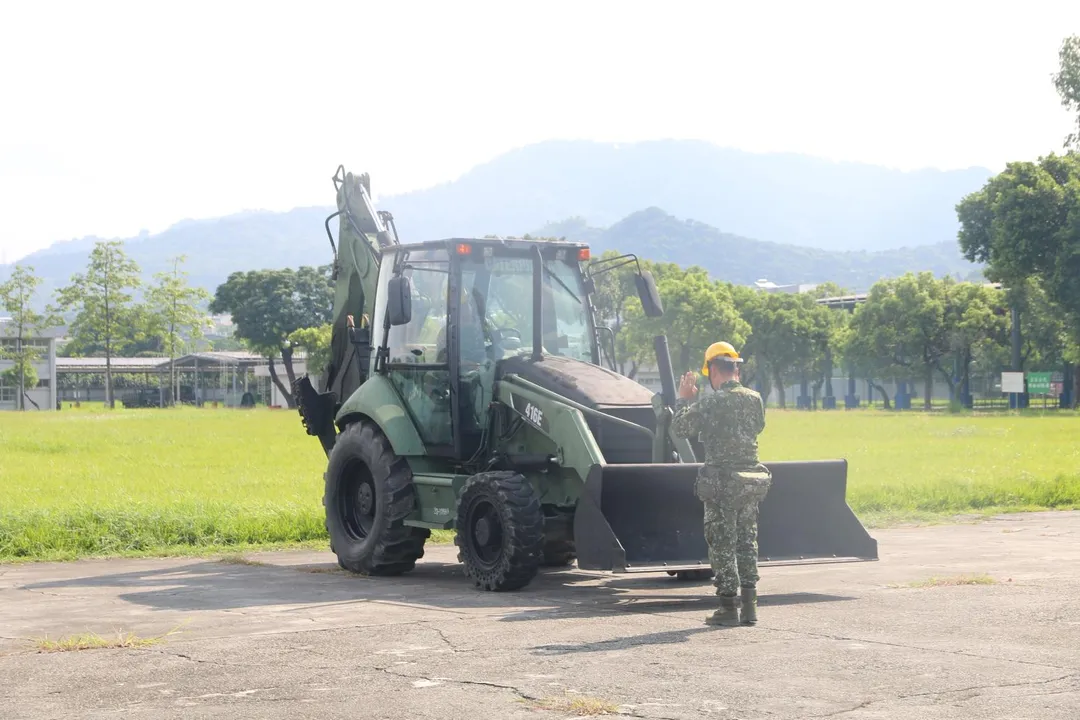 官兵指揮CAT 416E多功能工兵車集中、檢整。(圖/第10軍團)