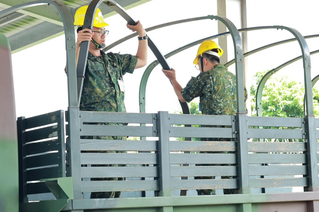 官兵進行中型戰術輪車等救災車輛的檢整作業。(圖/第10軍團)