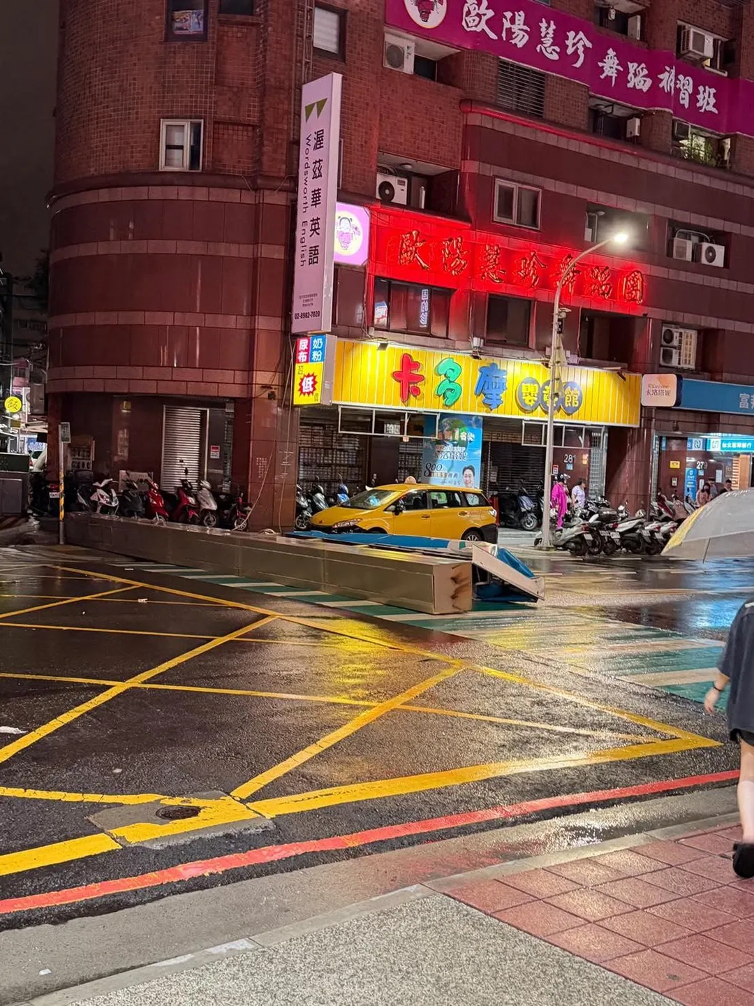 新北三重富邦銀行招牌遭吹倒。（圖／民眾提供，下同）
