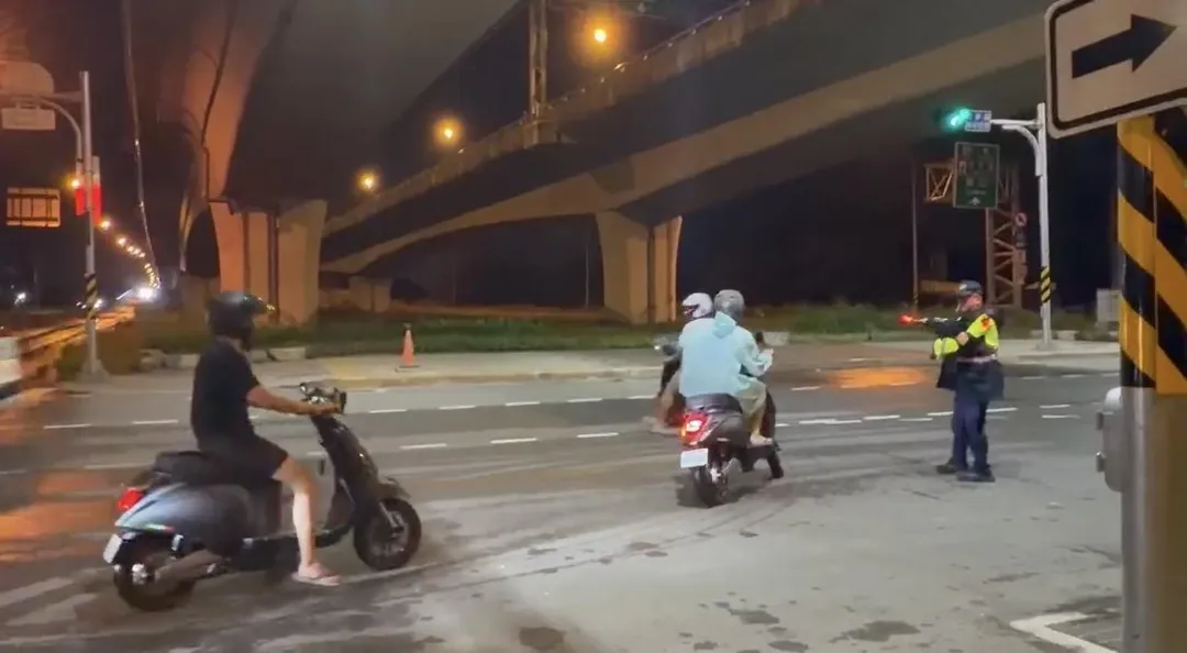 深夜仍有機車欲上橋遭警方勸導改道。（圖／翻攝畫面）