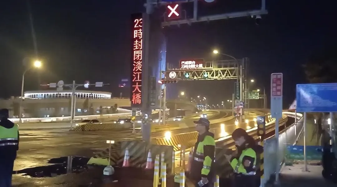 淡江大橋主線汽車道與公車道預警性封閉。（圖／翻攝畫面）