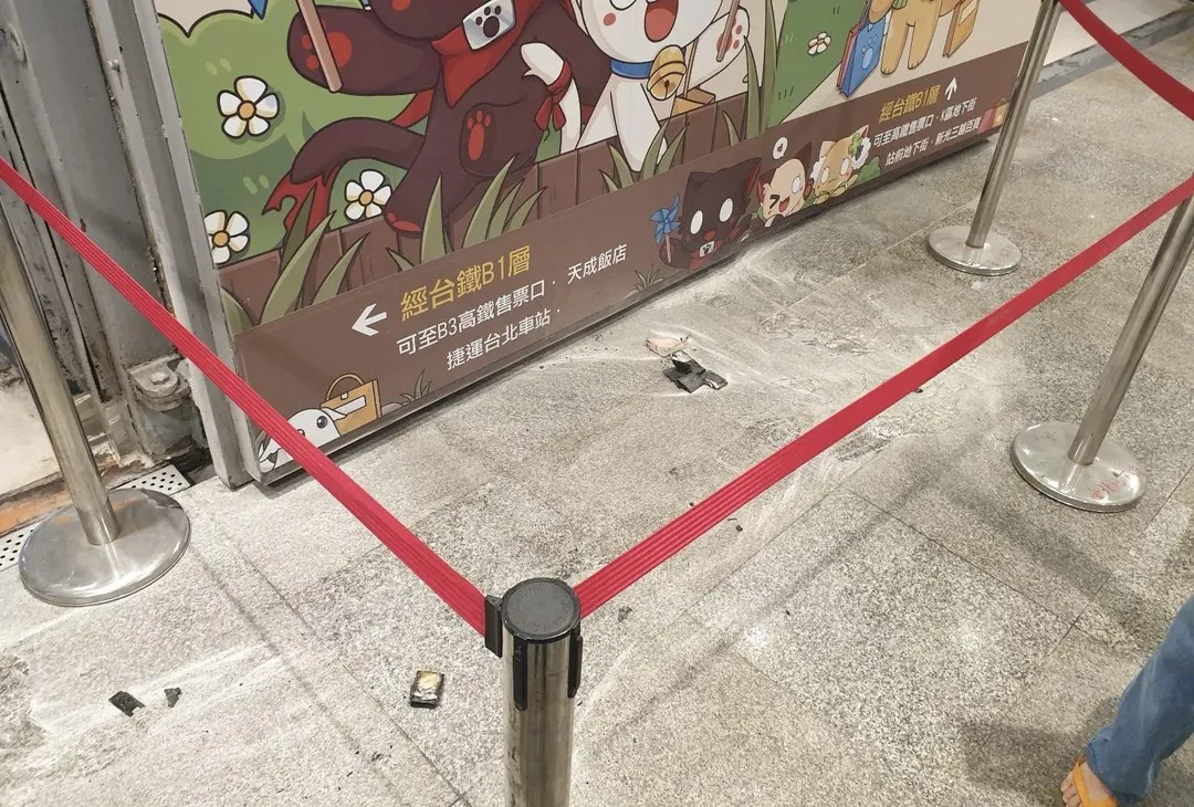 台北車站地下街發生行動電源自燃意外。（圖／翻攝畫面）