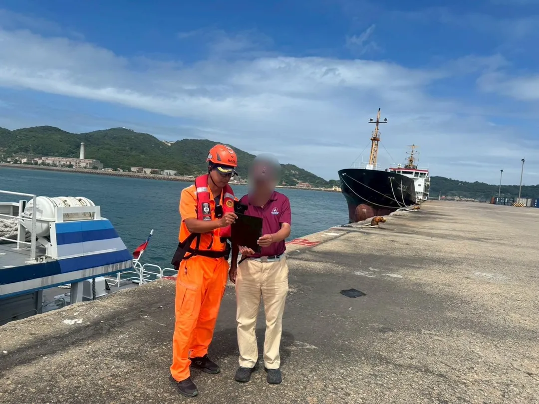 巴威颱風來襲，海巡署金馬澎分署岸巡隊公告民眾不得擅入馬祖區港口及岸際警戒區。海巡人員勸導當地民眾配合。（海巡署提供）