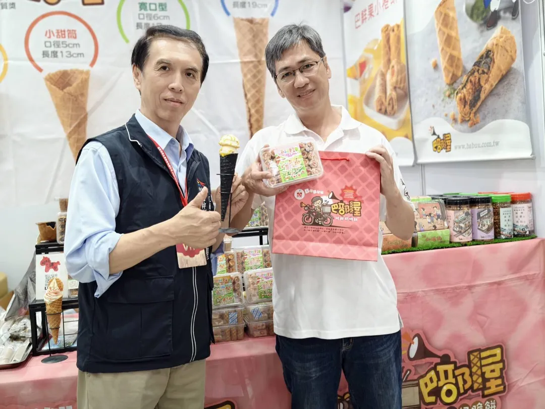 十大伴手禮業者於展場首度展售「可以喝的咖啡杯」，臺中烘焙產業實力。（圖／臺中市工商發展投資策進會）